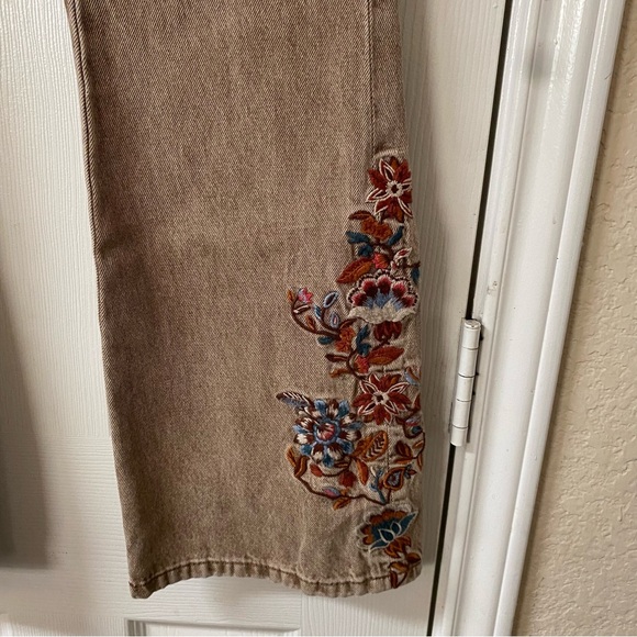 Grace in LA Tan Brown Floral Embroidered Flare Jeans Size 27” - Picture 5 of 15